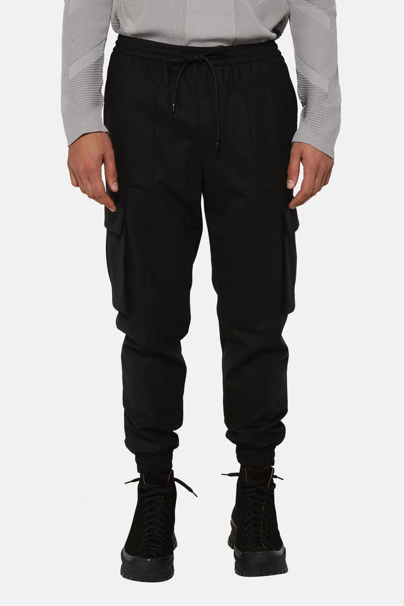 Pantalon cargo fuselé en noir Juun.J