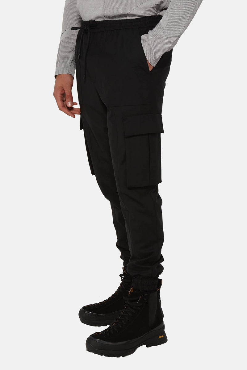 Pantalon cargo fuselé en noir Juun.J