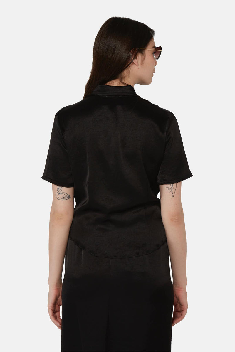 Chemise à manches courtes en satin noire Nanushka