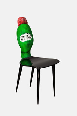 Chaise Lux Gstaad verte à pompon rouge Fornasetti