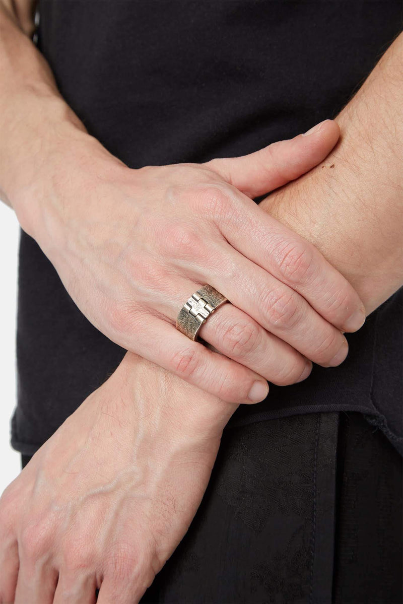 Bague effet usé en argent "Mecanic Cross" Tobias Wistisen